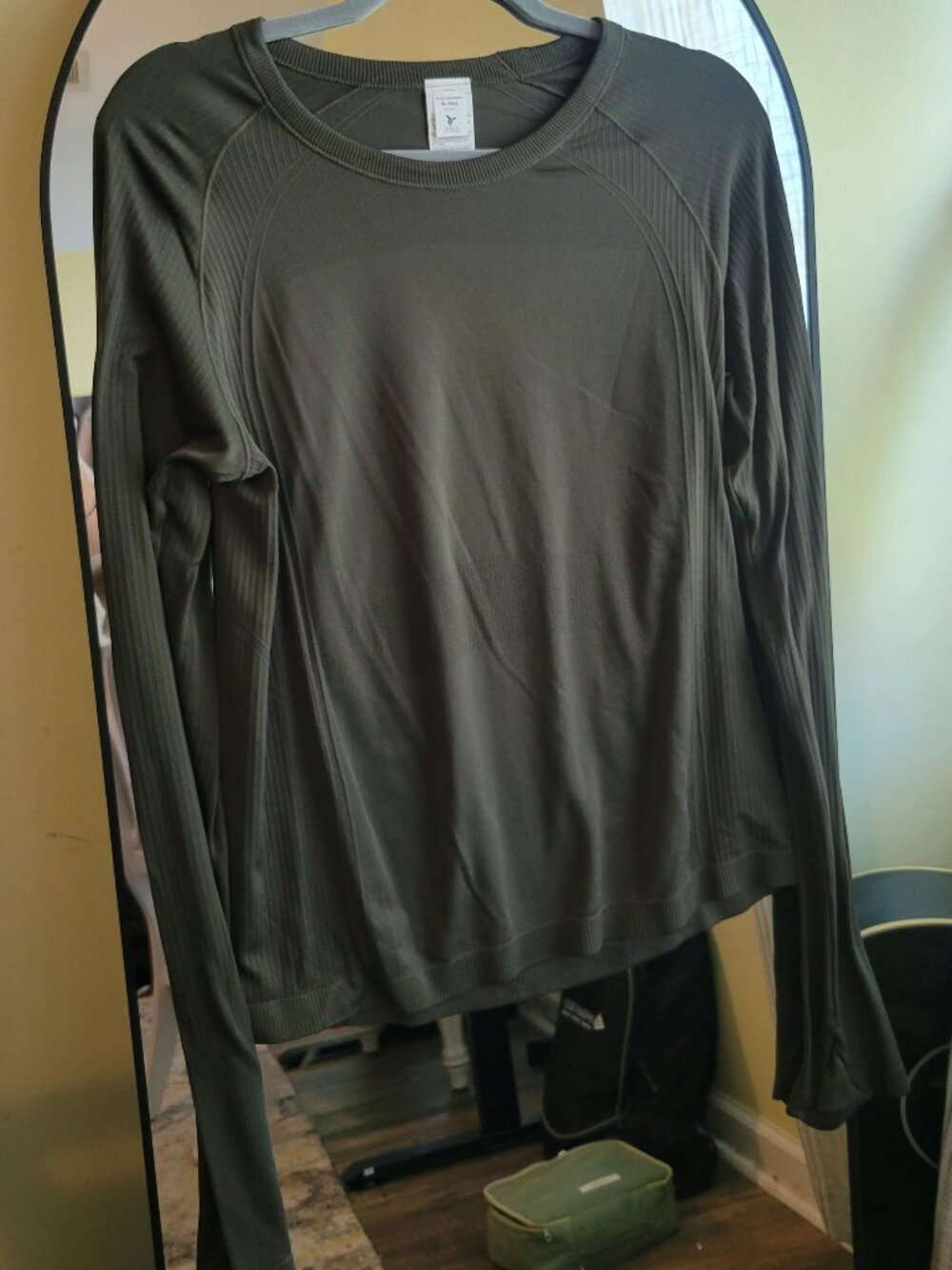 Old Navy Fitted Athletic Top w/ Thumb Holes - Olive Green - XL - Picture 2 of 5